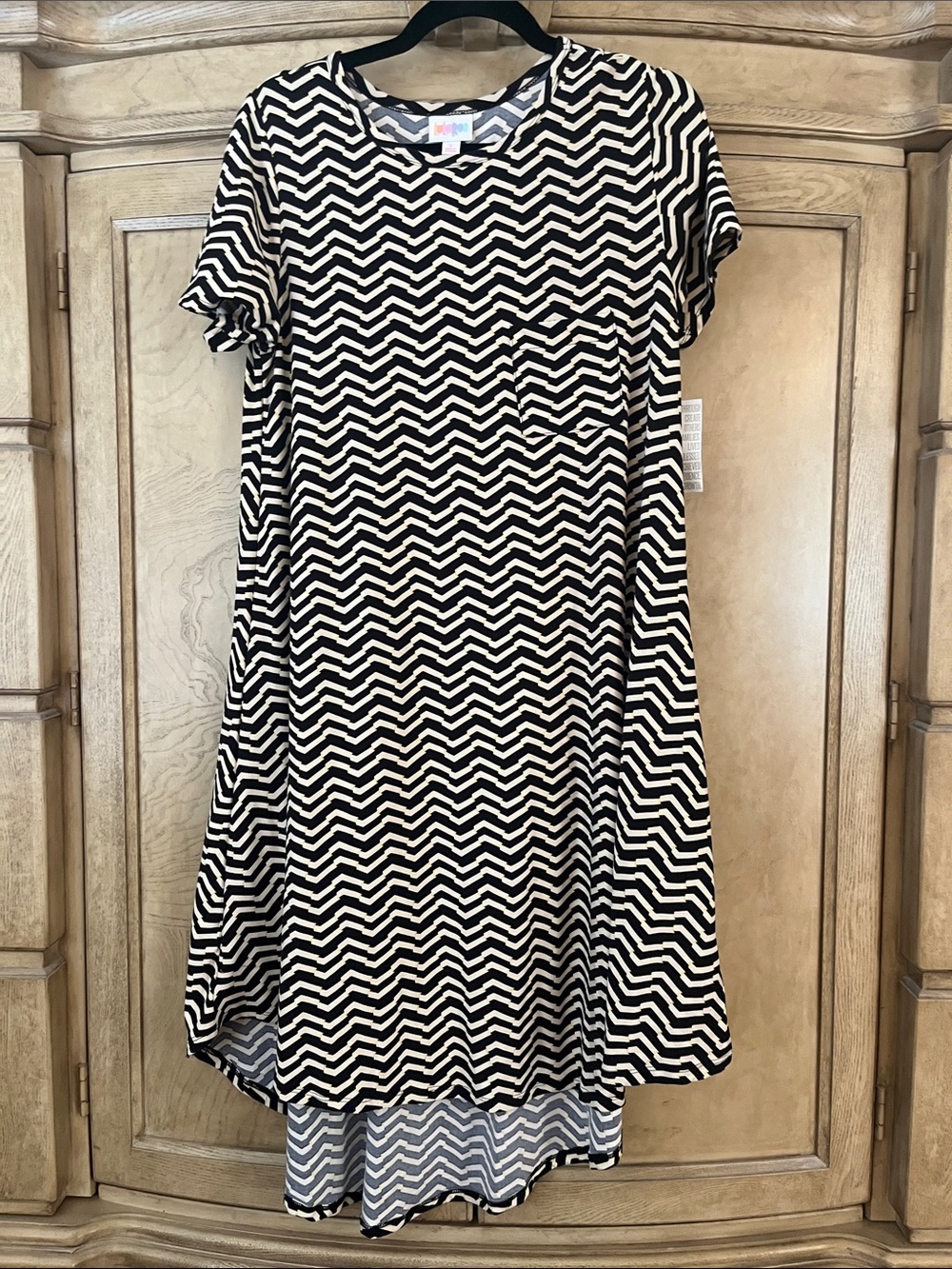 NWT Lularoe carly Black & Cream Zigzag Short Sleeve Swing Dress